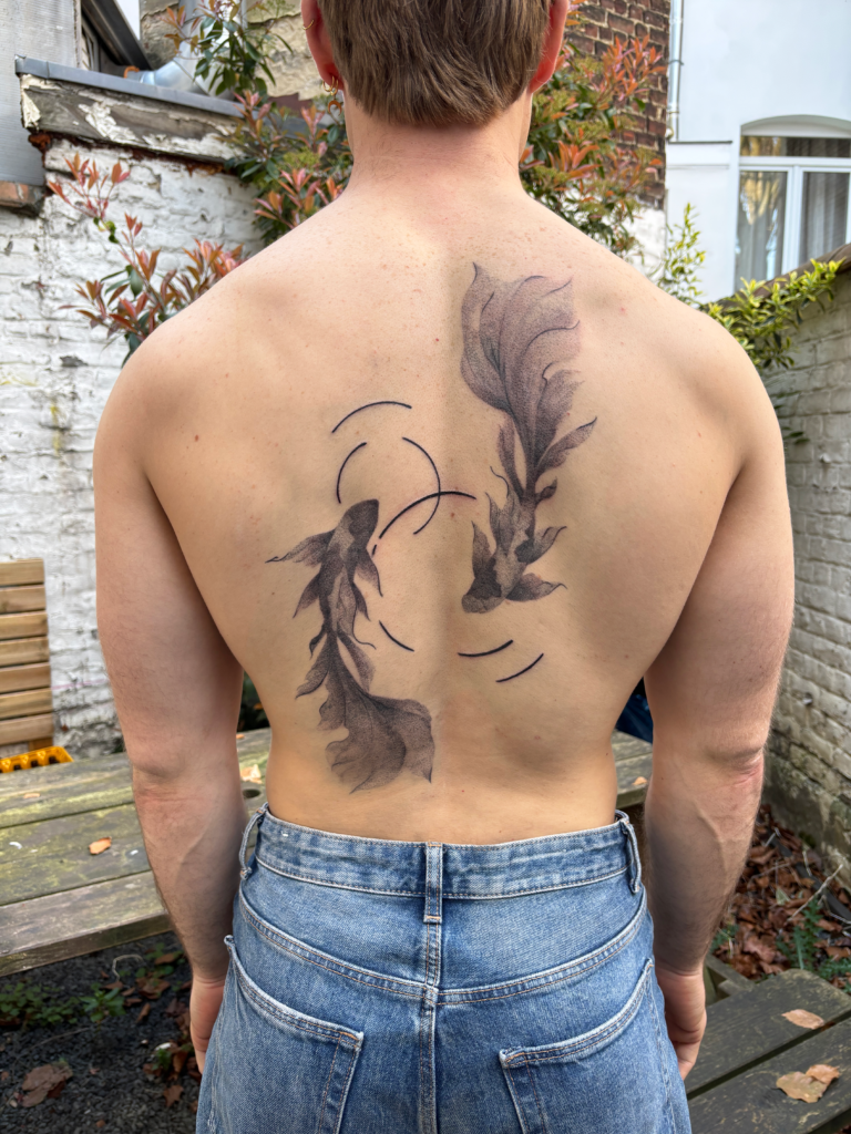 image de portefolio, tatouage de carpe koi dans le dos, en ombrage