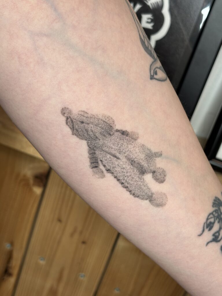 tatouage cicatrisé, doudou en ombrage sur l'avant bras