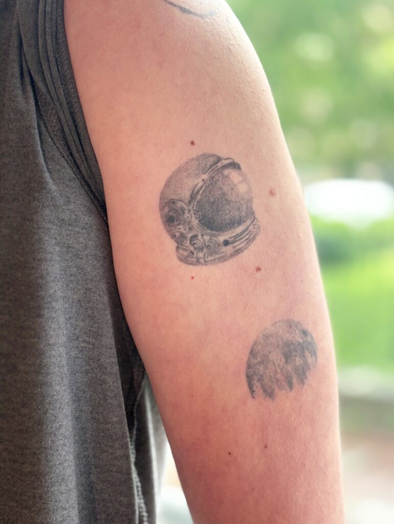 tatouage cicatrisé, caque de cosmonaute en ombrage.