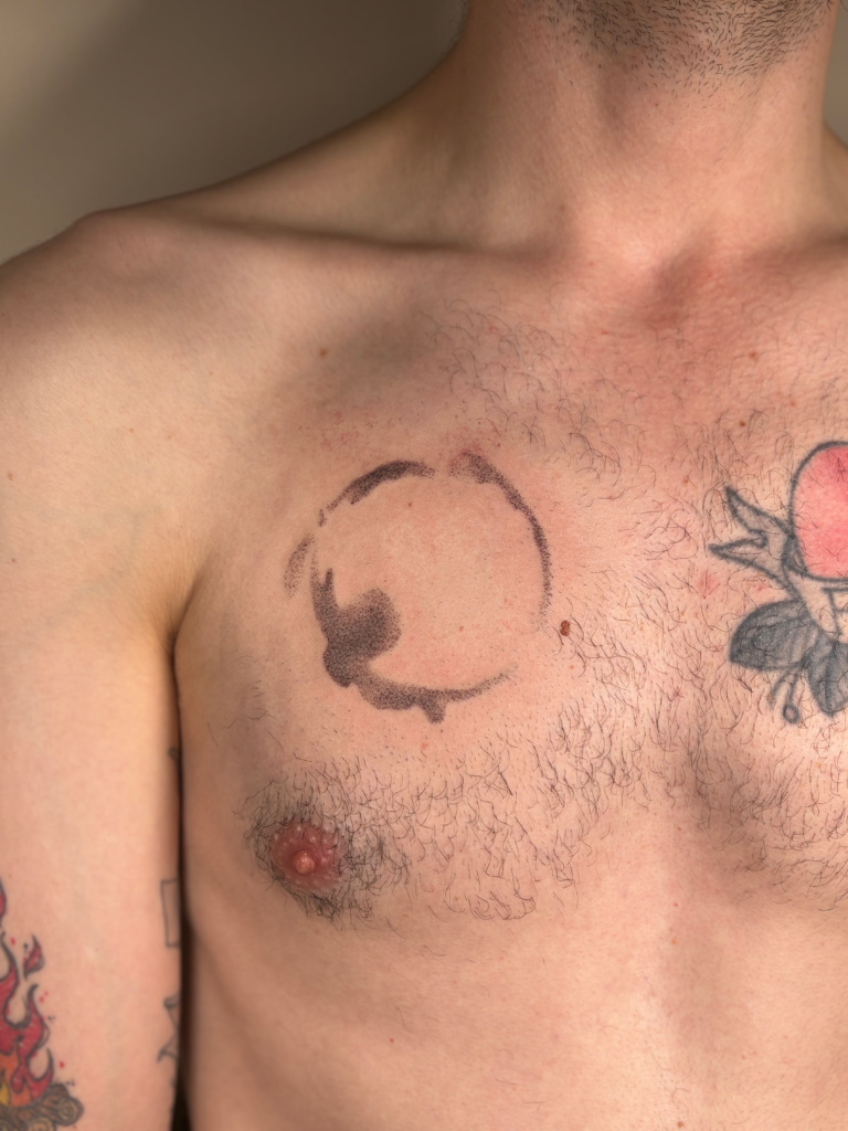 tatouage tâche de café pectoral