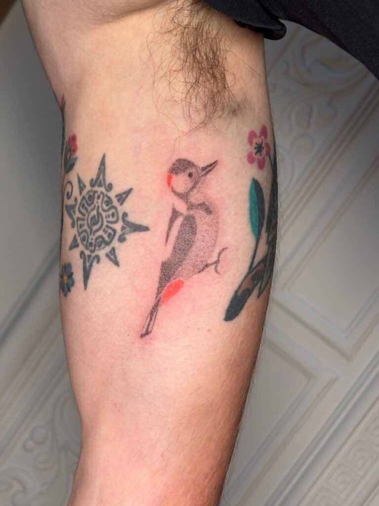 tatouage oiseau pivert